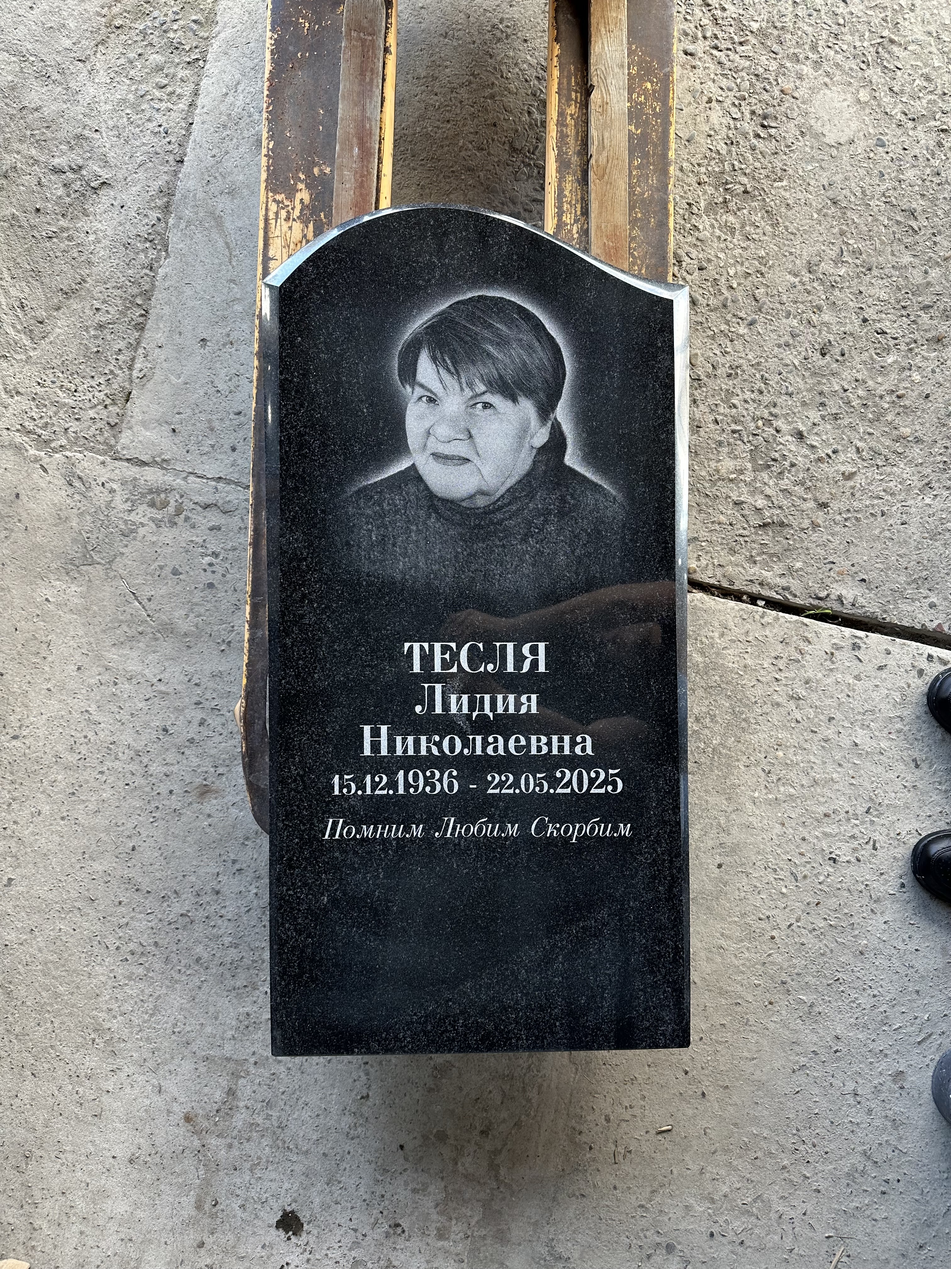 Памятник формы "Полукруг". Размер 120х60. Материал гранит "Украина".