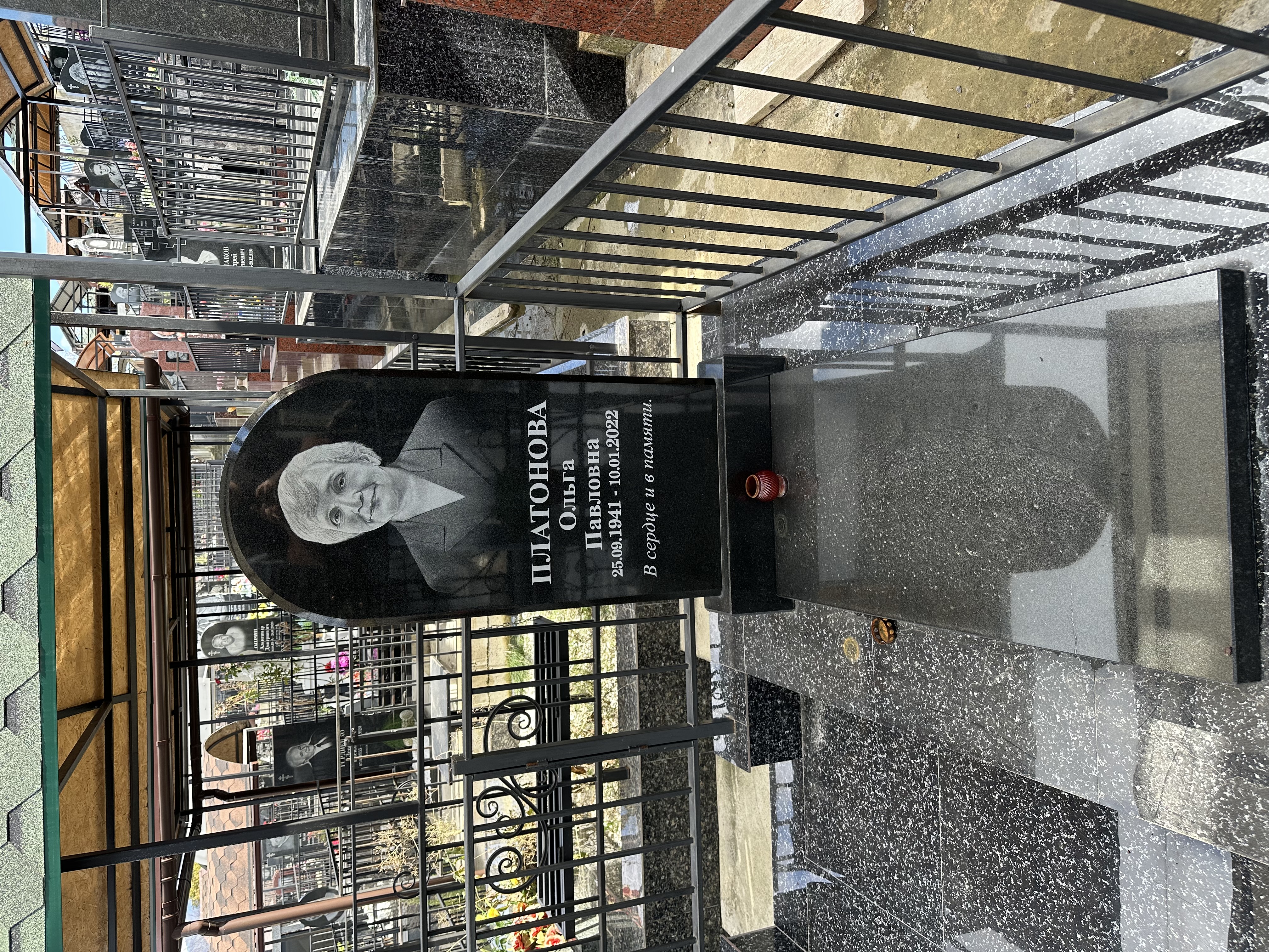 Памятник формы "Евро". Размер 100х50. Материал гранит "Украина".