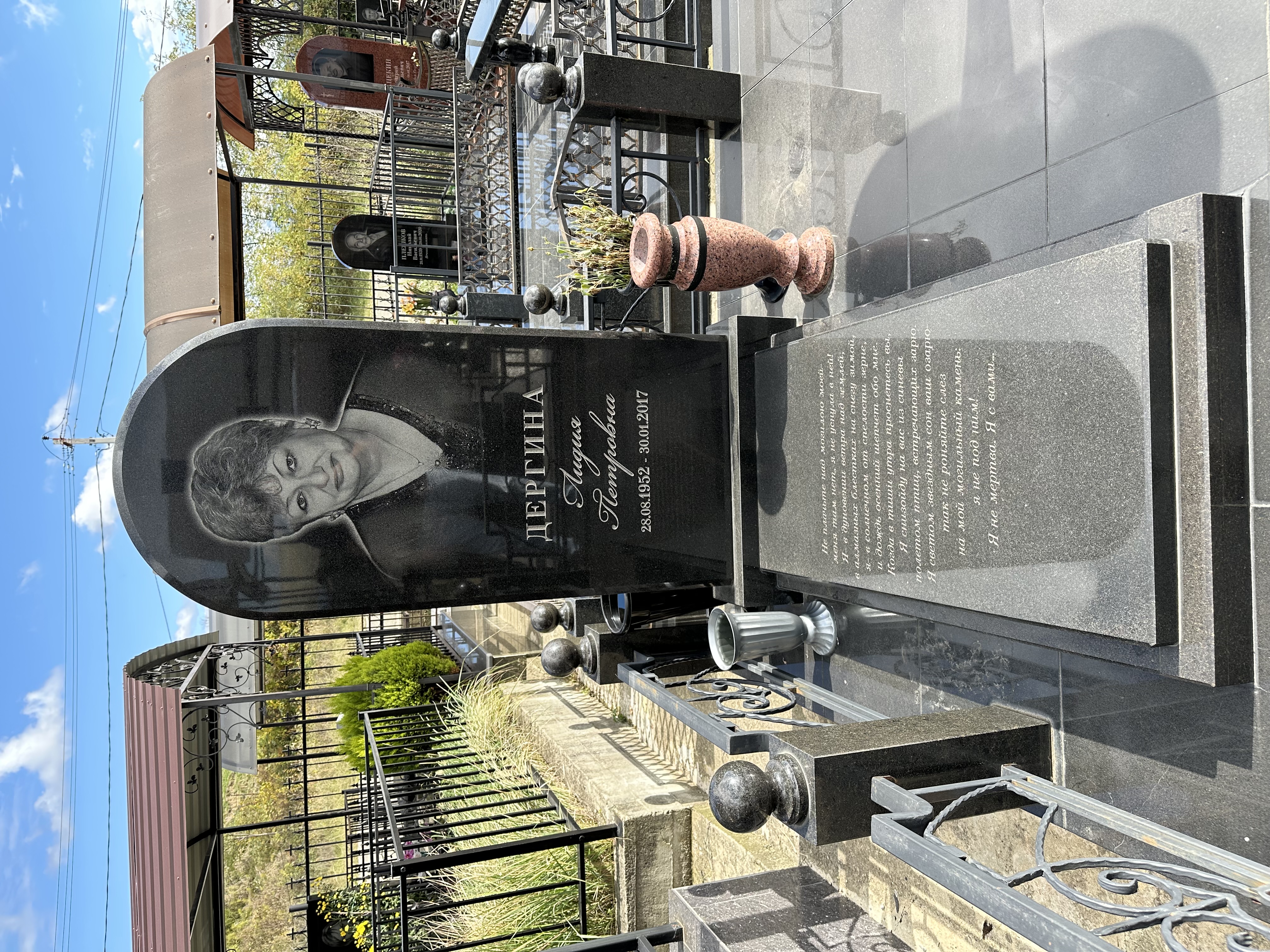 Памятник формы "Евро". Размер 120х60. Материал гранит "Гранит". 