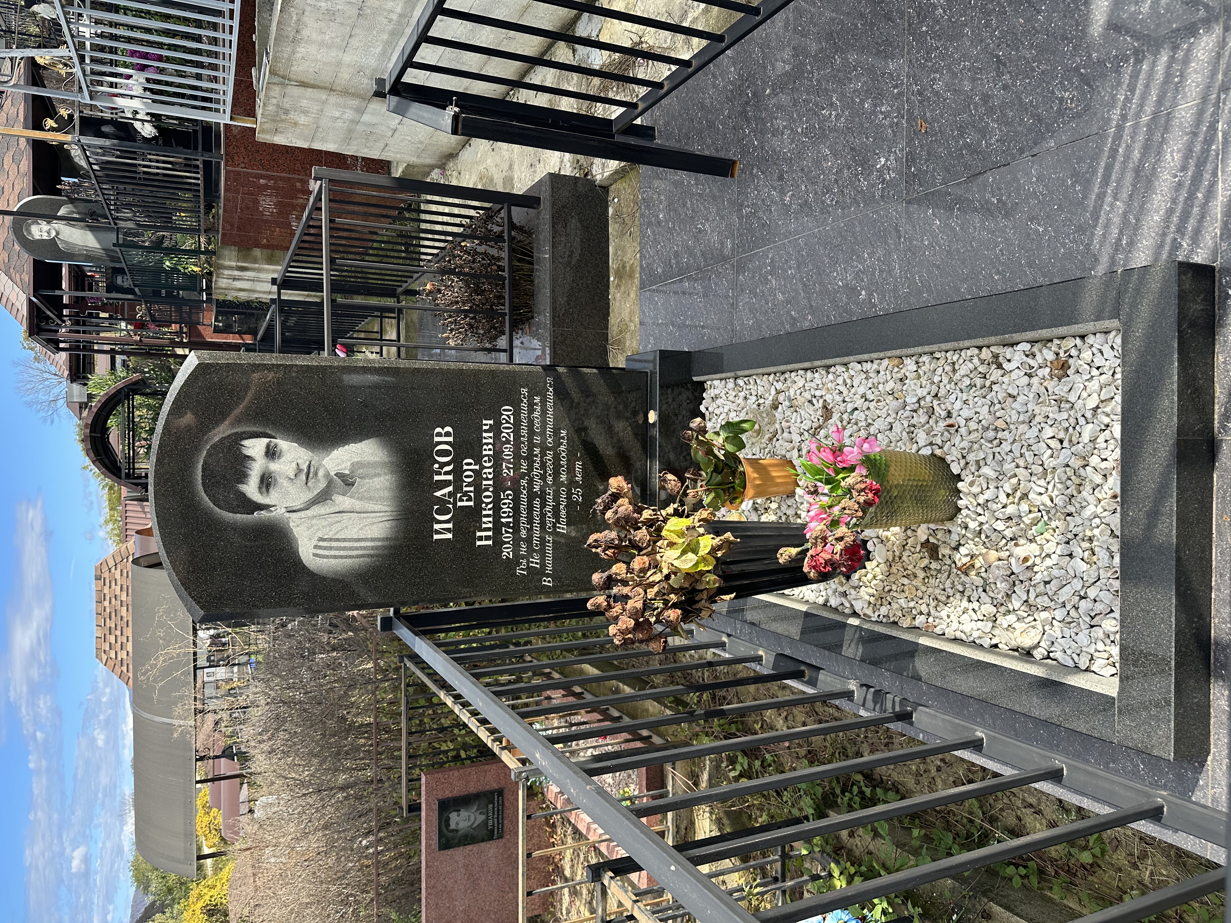 Памятник формы "Полукруг". Размер 100х50. Материал гранит "Гранит".