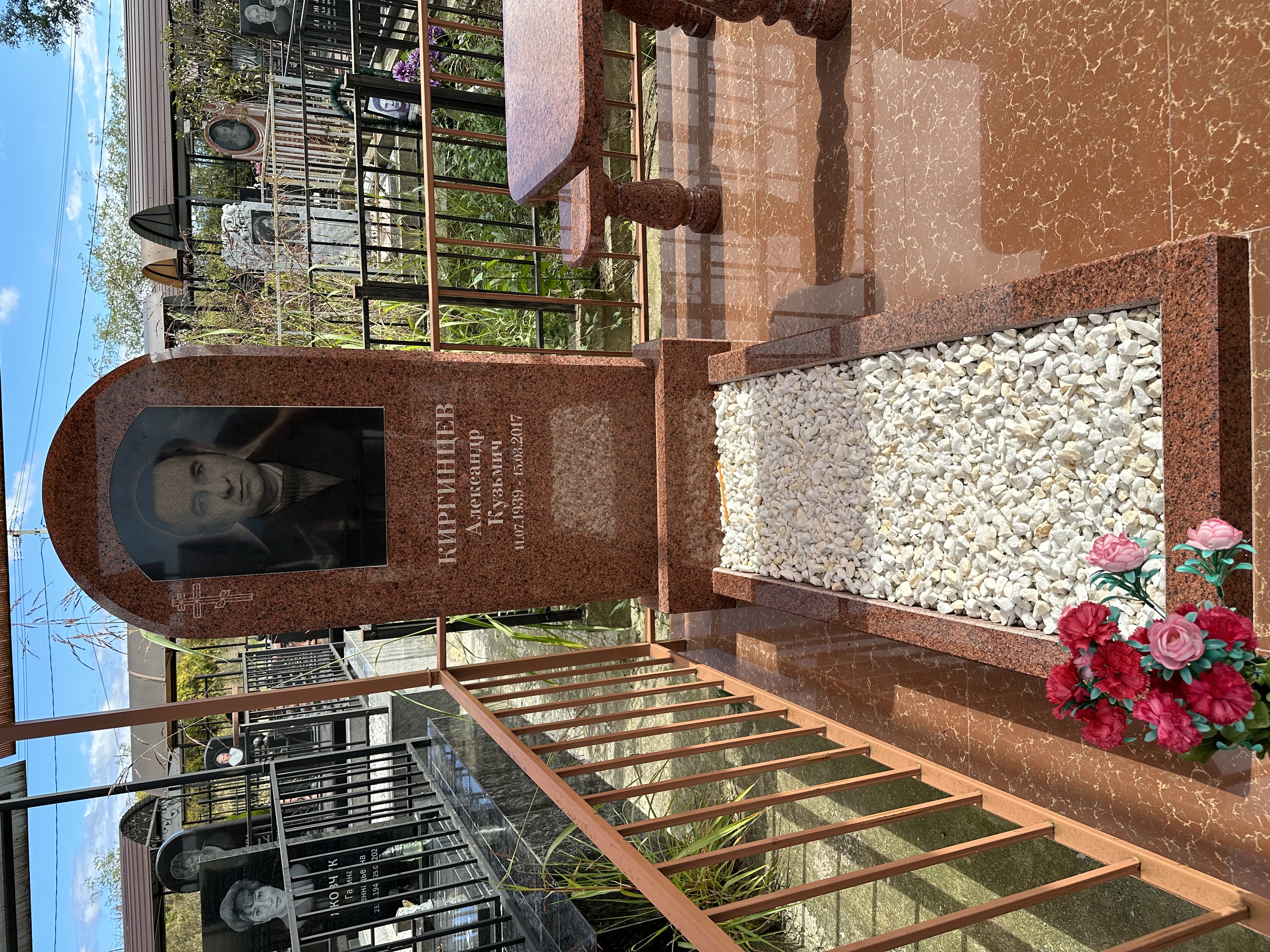 Памятник формы "Евро". Размер 120х60. Материал гранит "Лизник". 